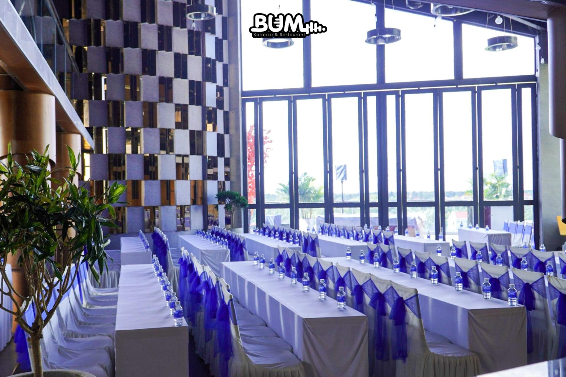 Không gian nhà hàng thoáng mát và rộng rãi