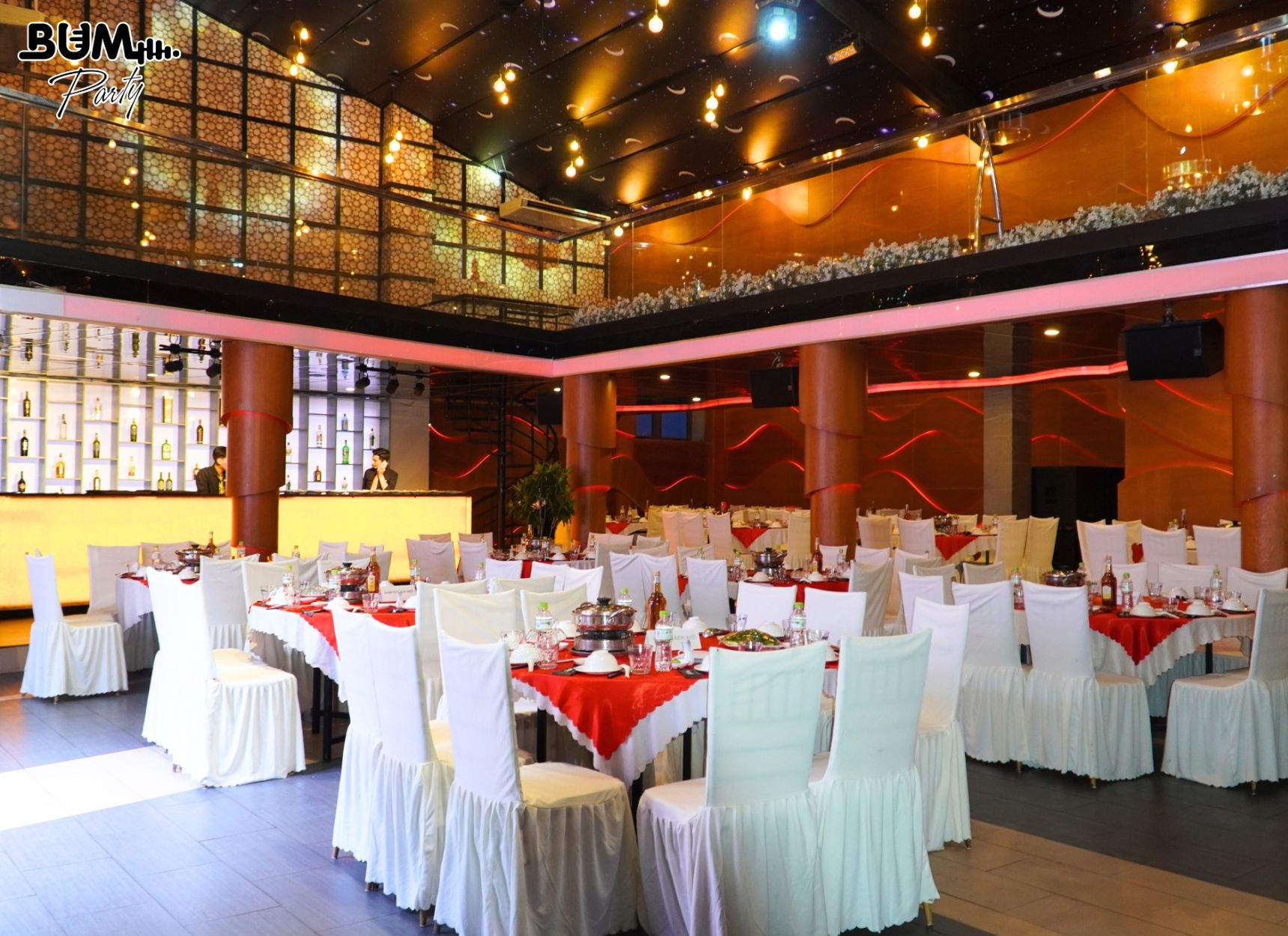 Không gian tổ chức tại nhà hàng có sảnh tiệc lớn